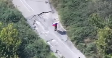 Переодеваются в гражданское: в DeepState объяснили, зачем россияне ходят с флагами по Купянску (видео)