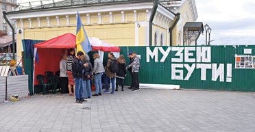 Не голодовкой единой. Когда на Почтовой площади Киева откроют археологический музей