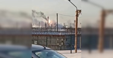 Дымит нефтезавод и закрыли аэропорт: 58 БПЛА атаковали Россию, детали (фото, видео)