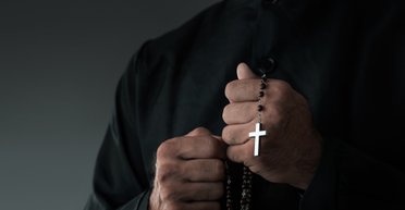 Священик-екзорцист розповів, як розпізнати одержимих дияволом людей