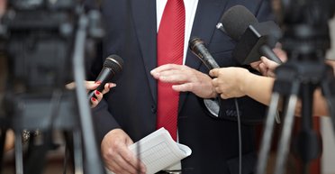 А поговорить? Почему проведение дебатов между Порошенко и Зеленским останется делом добровольным