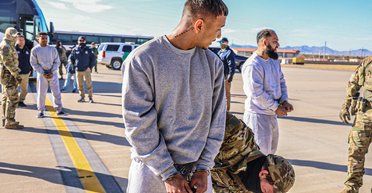 "Это только начало": в тюрьму в Гуантанамо США прибыли первые нелегальные мигранты (фото)