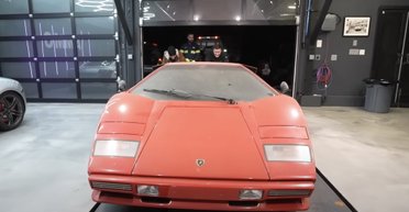 Культовый суперкар Lamborghini за $600 000 простоял 20 лет в старом гараже (видео)