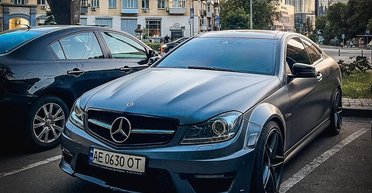 Современная классика: в Киеве заметили редкий и мощный спорткар Mercedes-Benz (фото)