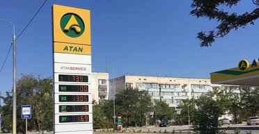 Только по талонам: в Крыму и на Забайкалье россияне остановили продажу 95-го бензина из-за ударов по НПЗ (фото)