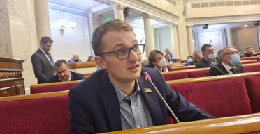 Нардеп-"слуга" играл в телефон, когда Рада увольняла Шмыгаля, — соцсети (фото, видео)