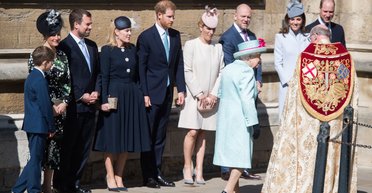 Сумочка как тайный сигнал: как королева Елизавета II изящно спасалась от неловких разговоров (видео)