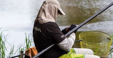 "Ніколи такого не бачив": школяр під час турніру спіймав найбільшого окуня (фото)