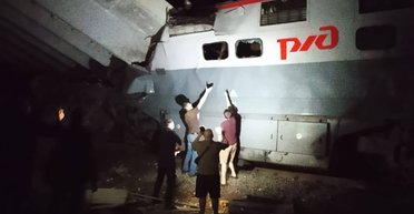 Есть погибшие и пострадавшие: в Брянской области РФ рухнул автомобильный мост, в него врезался поезд (фото, видео)
