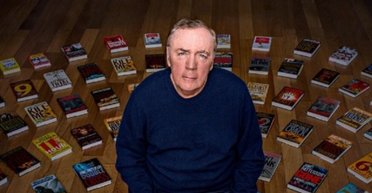 "Спасают жизни": автор бестселлеров дарит по 500 долларов сотрудникам книжных магазинов