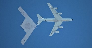В США впервые сфотографировали новый самолет-невидимку B-21 во время заправки в воздухе (фото)