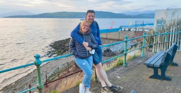 Романтика на грани смерти: влюбленные чуть не погибли после селфи на побережье (фото)