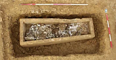 "Носорог" под трассой: британские археологи нашли 750-килограммовый гроб римской эпохи (фото)