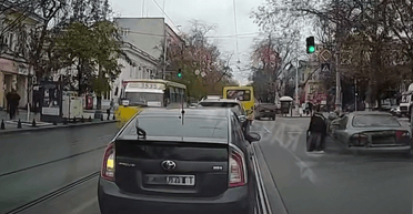 В Одесі водій протягнув співробітника ТЦК на дверях авто: потерпілий у лікарні (відео)