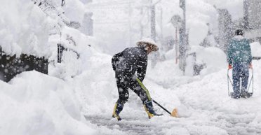 Более захватывающе, чем шопинг: туристы едут в Японию, чтобы бесплатно убирать снег