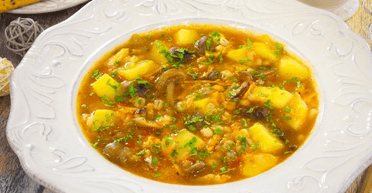 Суп із грибами, томатами та перловкою: ароматний, густий і зігрівальний