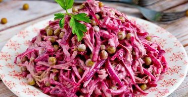 Корисно та смачно: рецепт салату з буряка із горошком