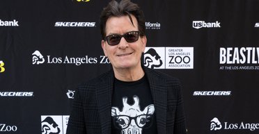 Трамп подарил ему фальшивку под видом платины: в соцсетях всплыло видео с Чарли Шином