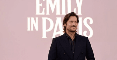 Актор серіалу "Емілі в Парижі" натякнув на вихід з проєкту