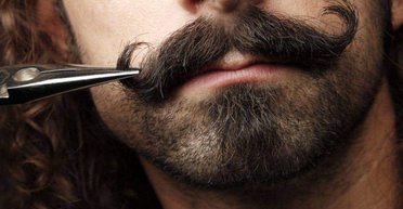 Чоловік отримав роботу, вдягнувши на співбесіду штучні вуса: нащо він це зробив