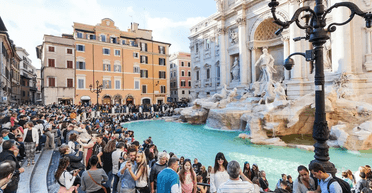 Турист скупався у знаменитому фонтані Треві і влаштував бійку з поліцейськими (фото)