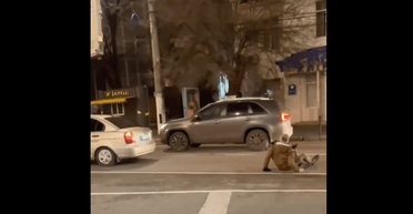 В Одессе автомобиль сбил ветерана на протезах, водитель попытался скрыться, — соцсети (видео)