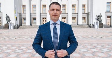 Машина врезалась в бетон и стала "дыбом": нардеп Копытин попал в ДТП, — СМИ (фото)