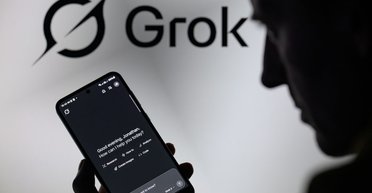 Электронный "фанат Гитлера" окопался в Минобороны США: военные будут использовать чат-бот Grok