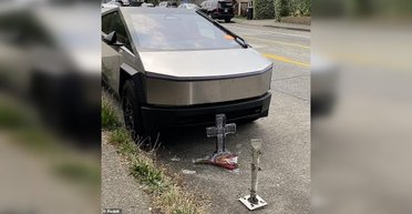 Брошенный Tesla Cybertruck стал туристической достопримечательностью в США (фото)