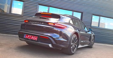 Крос-туризм: Перший погляд на Porsche Taycan Cross Turismo зблизька і перші кілометри за кермом