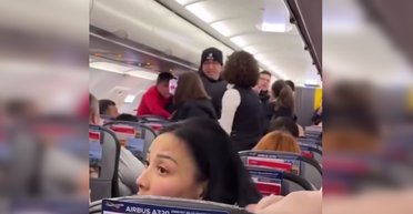 Не сошлись политическими взгядами: семья из Украины и две казашки подрались в самолете (видео)