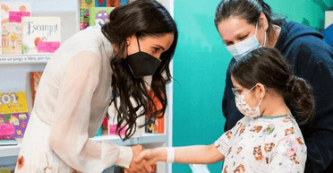 Меган Маркл під час візиту до дитячої лікарні порушила правило королівської сім'ї, — ЗМІ