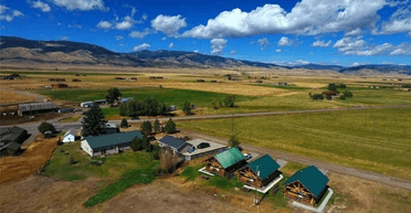 Туристи, серіали та зірки: чому крихітне селище продають за мільйони доларів (фото)