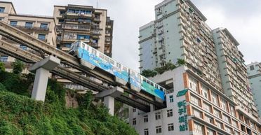 Місто майбутнього: як живе багатоярусний мегаполіс, де поїзди їздять у будинках (фото)