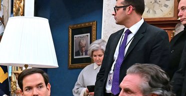 Дональд Трамп повесил свое фото под арестом в Белом доме