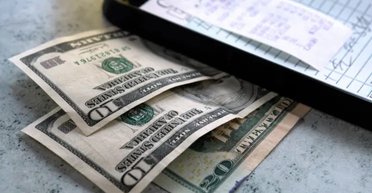 Чиновник получал зарплату в течении 10 лет, не выходя на работу: чем закончилась история