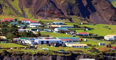 Мама переїхала на найвіддаленіший населений острів у світі: як вона там живе (фото)