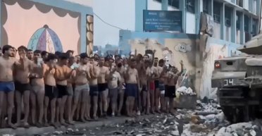 Бросают оружие и раздеваются: в Газе состоялась массовая сдача в плен боевиков ХАМАС (видео)