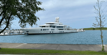 Огромную океанскую яхту за $100 млн заметили на реке: жители не поверили глазам