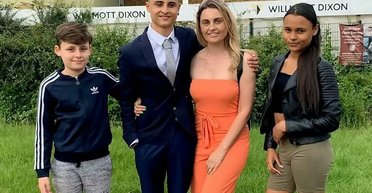 "У них немає вибору": жінка змушує власних дітей сплачувати сотні доларів за вечерю на Різдво