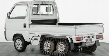 Гусеницы и шесть колес: на продажу выставлена самая необычная Honda (фото)
