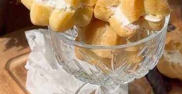 Французький шарм: рецепт профітролів із начинкою з вершкового сиру та лосося