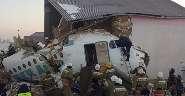 "Много людей были живы, но потом скончались". Подробности авиакатастрофы в Казахстане (фото)