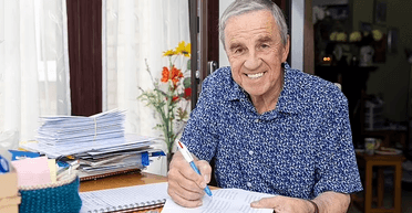 Готовий до перемоги: літній чоловік упевнений, що розгадав секрет виграшу в лотерею (фото)