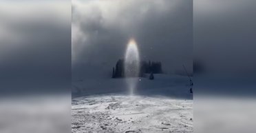 Портал в другой мир: в Австрии лыжница сняла удивительное природное явление (видео)