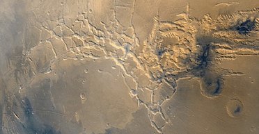 Унікальна структура на Марсі: апарат ЄКА показав, який вигляд має Лабіринт Ночі (відео)