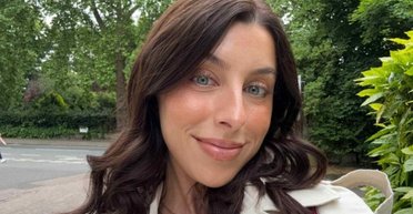 Жінка опинилася замкненою в будинку через кур'єра, який залишив посилку під дверима (фото)