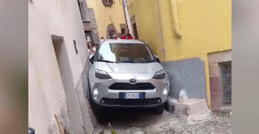 Туристи на автомобілі застрягли між будівлями, дотримуючись вказівок навігатора (відео)