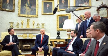 "Золотой президент": Трамп украсил Белый дом безделушками и хочет построить бальный зал