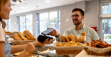 Наличные или карта: что выбирают украинцы и сколько и на что тратят